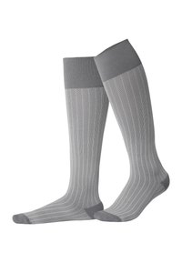 Graue kniehohe Socken aus einem strukturierten Material mit einem Fischgrätmuster und einem einfarbigen oberen Rand.