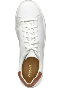 Baskets en cuir blanc avec un dessus texturé, des lacets plats et un accent en cuir marron au talon. Présente une semelle intérieure rembourrée avec la marque Geox.