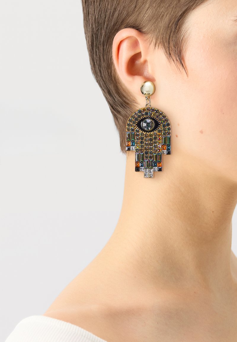 Utsmykkede øreringer med en svart perle, intrikat krystalldesign og fargerike aksenter, med en hengende frynsemønster og metallisk maskinvare.