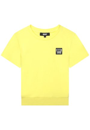 Top corto amarillo brillante de manga corta con cuello redondo y pequeño parche negro con el logo de DKNY en el pecho izquierdo.