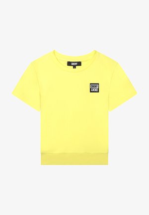 Jasnożółty krótki top z krótkim rękawem, okrągłym dekoltem i małą czarną naszywką z logo DKNY na lewej piersi.