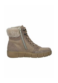 Botines beige de ante con un collar de pelo sintético, cremallera lateral y suela de goma texturizada. Presentan cordones redondos y detalles de costura.