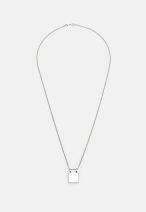 Collier chaîne en argent avec un petit pendentif carré présentant un motif de cadenas et une fermeture à mousqueton.