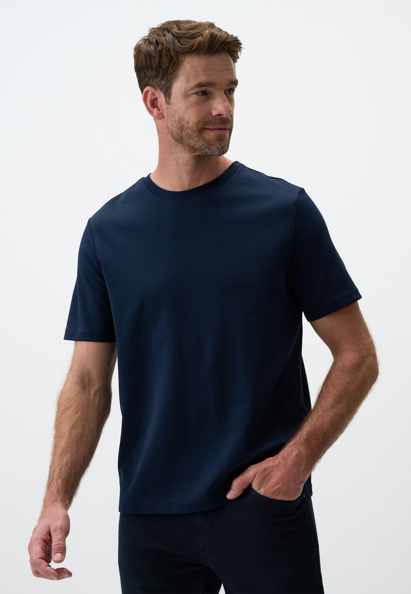 T-shirt a maniche corte blu navy con scollo rotondo, realizzato in tessuto morbido, caratterizzato da una vestibilità rilassata e privo di pattern visibili o dettagli in metallo.
