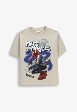 Beżowa koszulka z przedstawieniem kucającego Milesa Moralesa w kostiumie Spider-Mana, malującego niebieskie graffiti z pajęczynami i napisem „Miles Morales Brooklyn.“