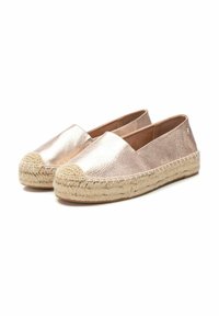 Espadrillas metálicas en rosa dorado con suela de yute trenzado y parte superior de cuero texturizado. Cuenta con una puntera redondeada y un diseño sin cierre.