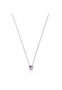 Collar de plata esterlina que presenta un colgante de piedra preciosa en forma de corazón de color púrpura. El diseño de la cadena es delicado, con pequeños segmentos conectados.