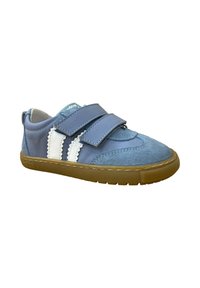 Zapatillas deportivas azules de velcro con materiales de cuero y ante, rayas blancas como acento, superficie texturizada y suela de goma marrón.