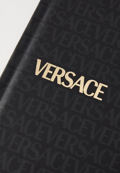 Taccuino nero con copertina texturizzata caratterizzata da un logo "VERSACE" ripetuto in grigio scuro. Logo "VERSACE" dorato ben visibile.