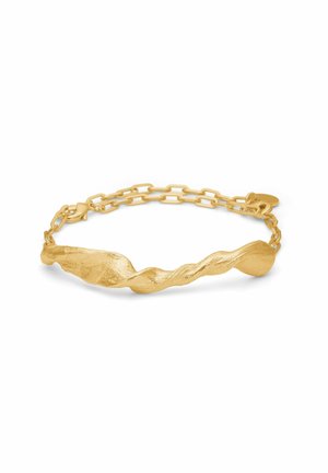 Goldenes Armband mit einer strukturierten, verdrehten zentralen Stange und einer verbundenen Kette mit einem Karabinerverschluss vor weißem Hintergrund.