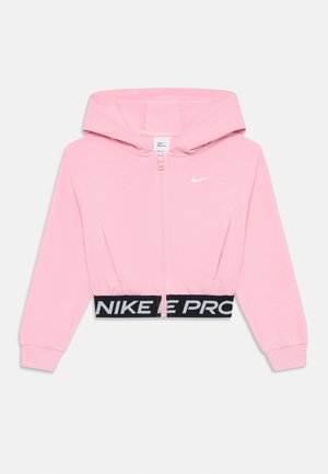 Ružová skrátená mikina s kapucňou a plným zipsom, dlhými rukávmi a čiernym pásom s bielym textom "NIKE PRO" a malým bielym logom Nike.