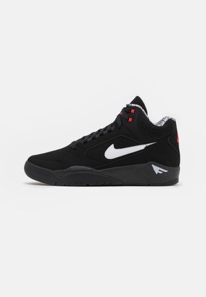 Czarny sneaker za kostkę z białym logo Nike w kształcie łyżwy, czerwonymi akcentami na sznurowadłach, wzorzystą podszewką wewnętrzną oraz grubą czarną podeszwą z detalem logo.