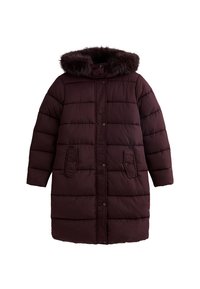 Abrigo acolchado burdeos con capucha forrada de piel sintética, botones a presión y dos bolsillos frontales. El diseño está acolchado con costuras horizontales.