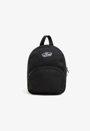 Mochila de lona negra con forma redondeada, bolsillo con cremallera frontal y un asa en la parte superior. Presenta un logo blanco en la parte delantera.