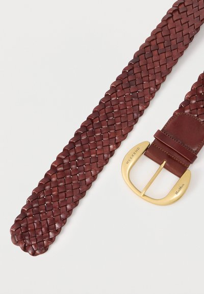 Πλεκτή ζώνη από σκούρο καφέ δέρμα με πόρπη σε χρυσό τόνο, χαραγμένη με το "WEEKEND Max Mara" σε λευκό φόντο.