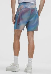 Bermudas deportivas para hombres con un patrón de colores múltiples en degradado, fabricadas con un tejido suave y ligero, cintura elástica y bolsillos laterales.