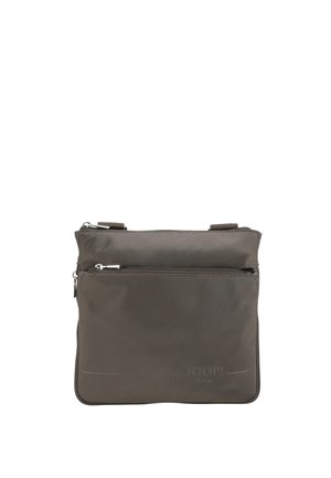 Kompakt mørkebrun crossbody taske med to lynlåslommer og diskret mærke logo foran, designet til daglig brug.