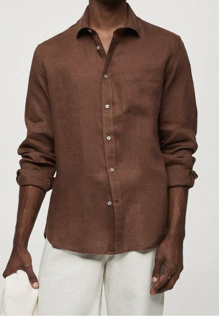 Chemise en lin marron avec boutons, une poche, manches longues retroussées et boutons couleur argent. Texture légère pour une meilleure respirabilité.
