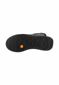 Suela de zapato de goma negra con patrón texturizado y un acento circular naranja. Presenta una forma curva y una construcción duradera y flexible.