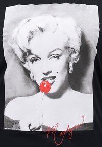 ONLY Carmakoma CARNEWMARILYN TEE - Marškinėliai su spaudiniu - black