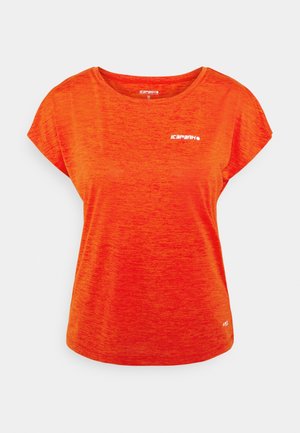Jaskrawy pomarańczowy sportowy t-shirt z krótkim rękawem, z małym białym logo na piersi i teksturowanym wzorem tkaniny.