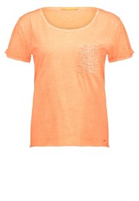 Světlý oranžový tričko s krátkým rukávem a kulatým výstřihem, s malou flitrovou kapsou na levé straně hrudníku, s ohrnutými rukávy.