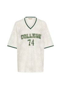 Bela čipkasta majica s V-izrezom, z zelenim potiskanimi grafiki "COLLEGE" in "74". Kratkimi rokavi s zelenimi robovi.