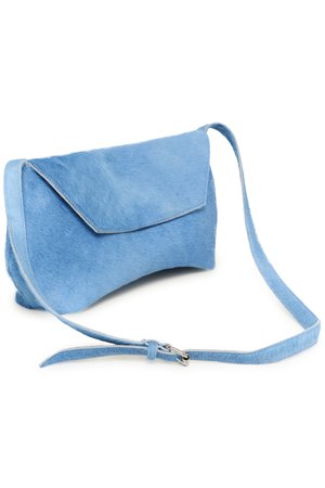 Blauwe handtas met een zachte textuur in een envelopvorm, voorzien van een klep met sluiting en een verstelbare riem. Glad, duurzaam materiaalafwerking.