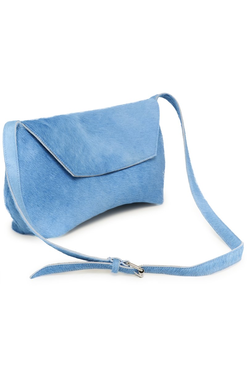 Sac à main bleu à texture douce, en forme d'enveloppe, avec une fermeture à rabat et une bandoulière réglable. Finition en matériau lisse et durable.