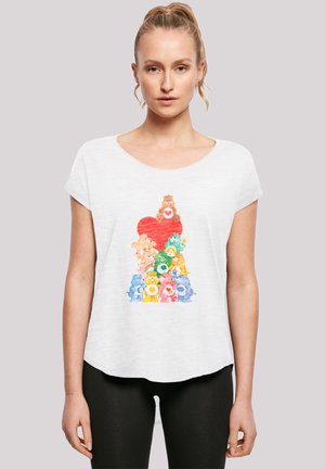 Weißes T-Shirt mit kurzen Ärmeln, das ein farbenfrohes Grafikdesign von gestapelten Bären mit einem roten Herz zeigt. Leicht, lockere Passform und weiche Textur.