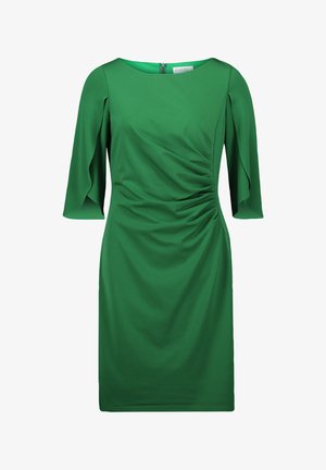 Zielona sukienka wykonana z gładkiego materiału, z okrągłym dekoltem, krótkimi falbankowymi rękawami i marszczeniem po jednej stronie, tworzącym dopasowaną sylwetkę.