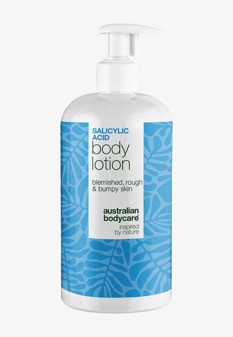 Lotion pour le corps à l'acide salicylique pour peau à imperfections, rugueuse et bosselée, de la marque Australian Bodycare, dans un flacon bleu avec des motifs de feuilles et une pompe blanche.