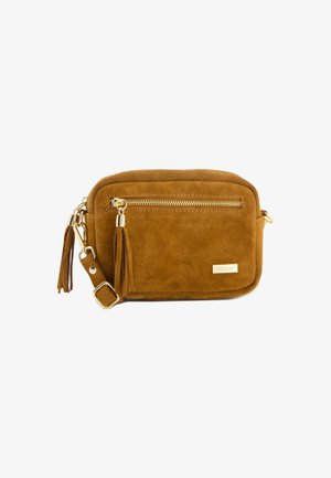 Braune Wildleder-Crossbody-Tasche mit goldenem Reißverschluss, passenden Quasten, verstellbarem Gurt und kleinem goldenen Markenlabel auf der Vorderseite.