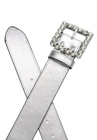 Cinturón de imitación de cuero plateado con una hebilla rectangular adornada con brillantes; presenta una textura suave y múltiples agujeros de ajuste.