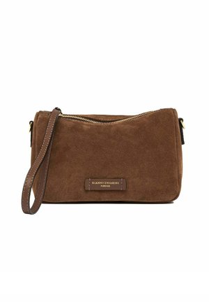 Sac à main en daim marron avec une fermeture éclair, une sangle en cuir marron et une fermeture éclair en métal doré. Dispose d'une étiquette de marque à l'avant.
