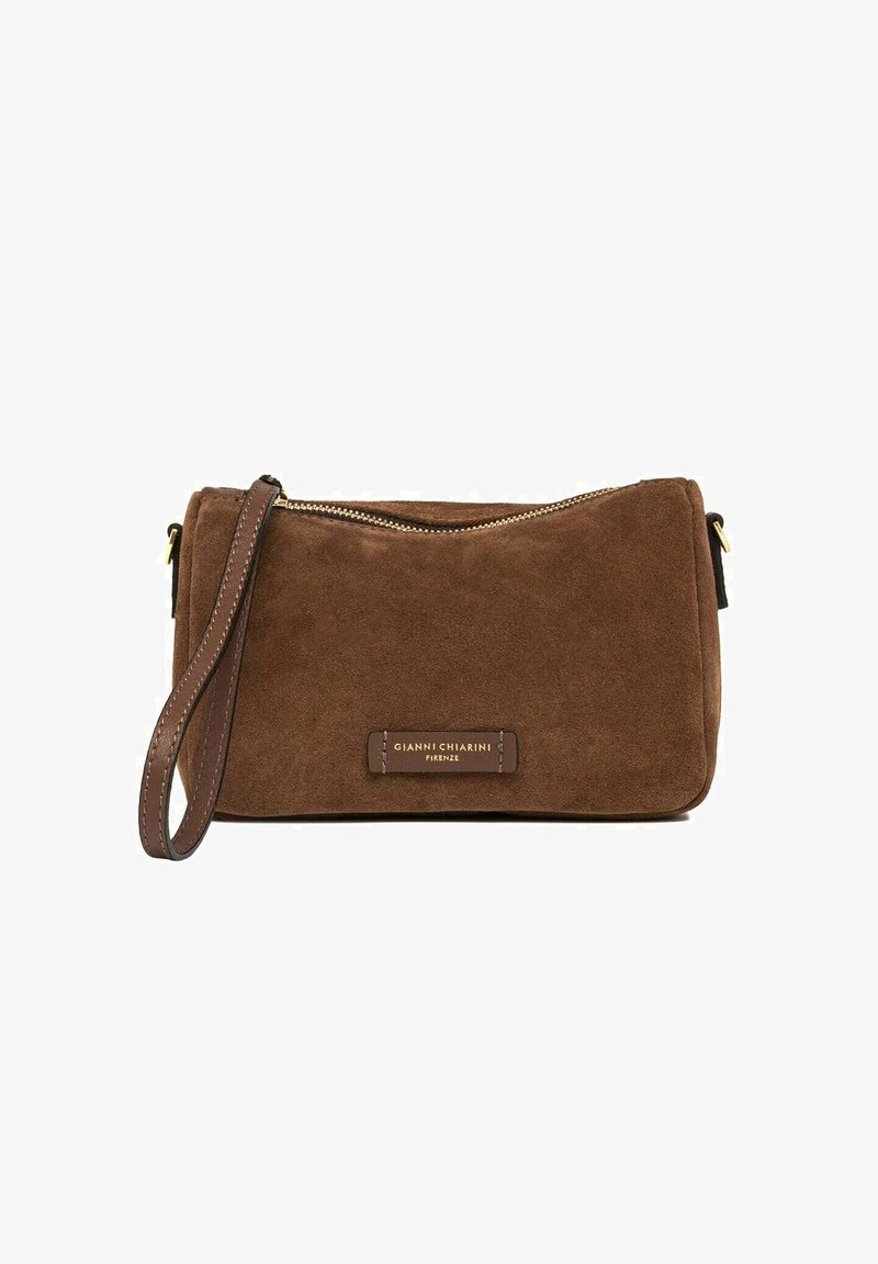 Borsa in camoscio marrone con chiusura a zip, tracolla in pelle marrone e zip color oro. Presenta un'etichetta del marchio sul davanti.