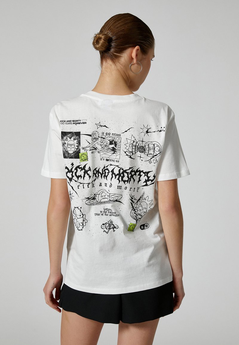 Biała bawełniana koszulka z nadrukiem na plecach, zawierająca czarne i zielone wzory, w tym postacie i symbole z serii "Rick and Morty".