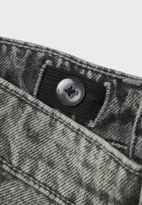 Šedá denim tkanina s jemným vzorem. Vybavena černým elastickým páskem a tmavým knoflíkem se čtyřmi otvory na pasu.