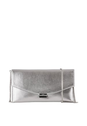 Silberner metallischer Clutch mit schlanker, rechteckiger Form, Klappenverschluss, Kettenriemen und minimalistischen Hardware-Detail.