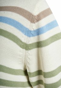Gestreifter Pullover mit cremefarbener Basis, der horizontale Streifen in Hellblau, Grün und Braun aufweist. Strukturstrick und sichtbare Nahtdetails.