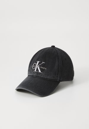 Zwarte denim baseballpet met gebogen klep en wit geborduurd Calvin Klein Jeans-logo op het voorpaneel.