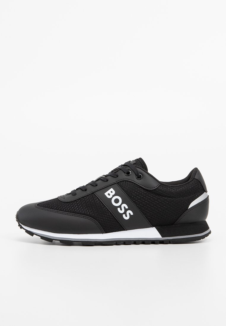 Czarne sneakersy dla mężczyzn z siatkowym wzorem, gumową podeszwą, wyraźnym logo "BOSS" oraz białymi akcentami na lekkiej konstrukcji.