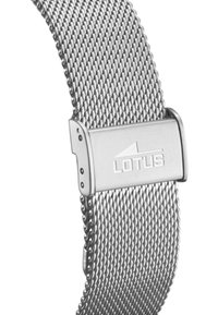 Bracelet de montre en maille en acier inoxydable argenté avec une texture lisse. Présente un fermoir sécurisé avec le logo "LOTUS". Longueur réglable.