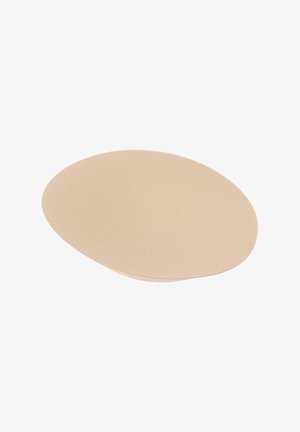 Beige-liimakangastarra, jossa on sileä, ovaalinmuotoinen muoto, tarkoitettu pienten ihoalueiden peittämiseen tai vaatteiden korjaamiseen.