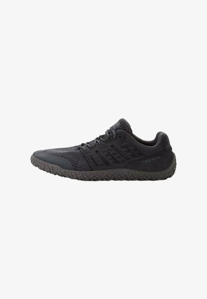 Czarne buty sportowe z oddychającej tkaniny, z teksturowanymi akcentami oraz wytrzymałą gumową podeszwą z geometrycznym wzorem.