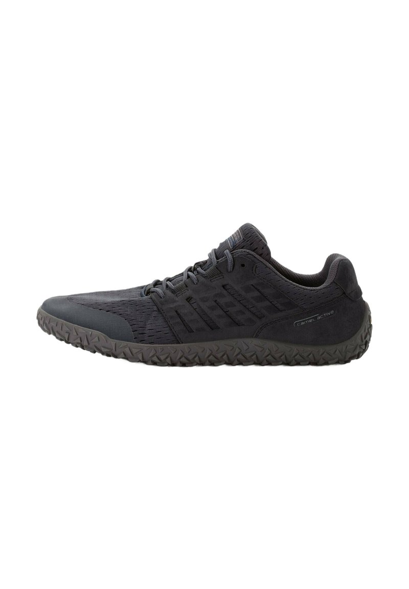 Schwarze Sportschuhe mit einem atmungsaktiven Textil-Obermaterial, strukturierten Akzenten und einer robusten Gummi-Außensohle mit geometrischem Muster.