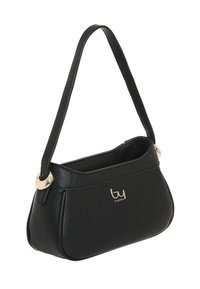 Bolso de mano de cuero negro con un acabado texturizado, forma curva, acentos de hardware dorado y una sola correa ajustable. Presenta el logo en la parte frontal.