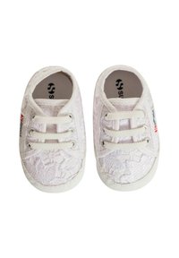 Scarpe bianche in pizzo con occhielli argentati e lacci bianchi. Le scarpe presentano un motivo in pizzo floreale texturizzato e un design con punta arrotondata.