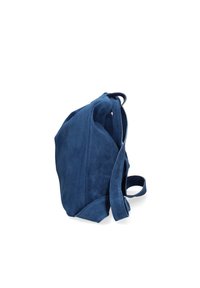 Sac à dos en daim bleu marine avec une texture douce, une forme arrondie et des bretelles ajustables. Présente un design minimaliste sans matériel visible.