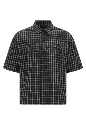 Camisa de manga corta a cuadros en blanco y negro con un botón en la parte delantera, que presenta el texto "ED HARDY" en letras negritas y estilizadas en el pecho.